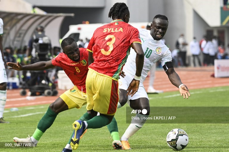 pemain-senegal-sadio-mane-dihadang-gelandang-guinea-naby-keita-kiri-dan-bek-guinea-issiaga-sylla.jpg
