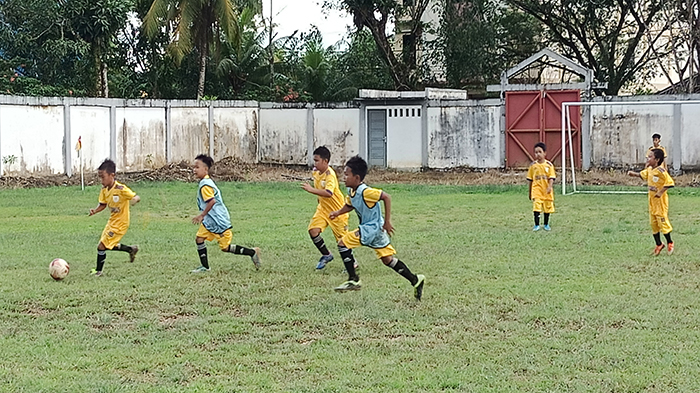 pemain-usia-6-10-tahun-diklat-gabsis-sambas-saat-merebut-bola.jpg