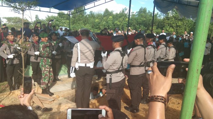 Tangis Haru Warnai Pemakaman Ipda Auzar, Wakapolri Langsung Hadir di TPU Mayang Sari