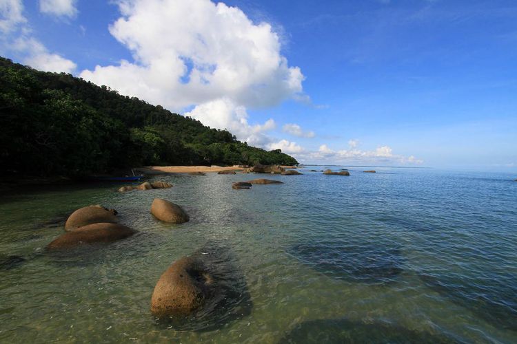 pemandangan-di-pantai-temajuk.jpg