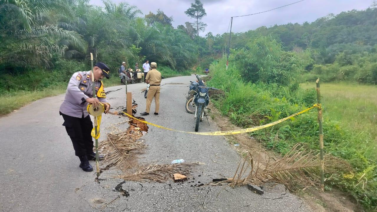 Kapolsek Air Besar Lakukan Pemasangan Garis Polisi di Area Rawan Longsor untuk Keselamatan Warga