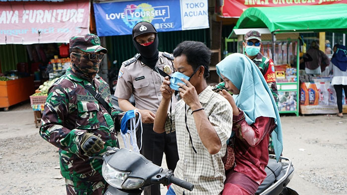 pembagian-masker-kepada-masyarakat-asdga.jpg