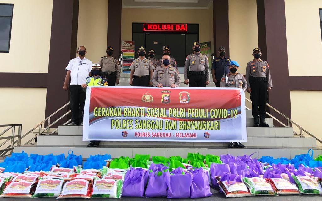 Peduli Dampak Covid-19, Polres Sanggau Bagikan Sembako Kepada Masyarakat