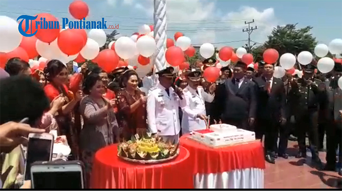 pemotongan-kue-dan-pelepasan-balon-usai-upacara-bendera-hut-ri-ke-74-di-kabupaten-sanggau.jpg