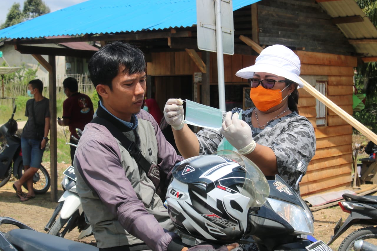 pemuda-katolik-sekadau-bagikan-masker.jpg