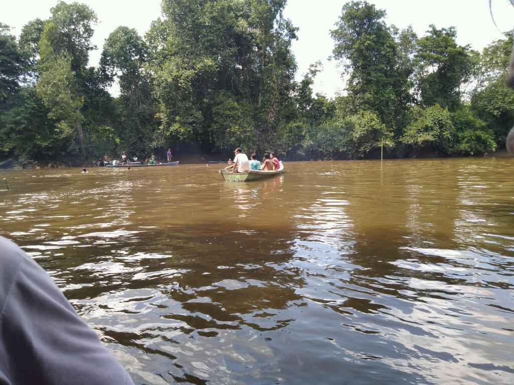 BREAKING NEWS - Sampan Terbalik Dihantam Arus Sungai, Polisi dan Warga Cari Korban Tenggelam