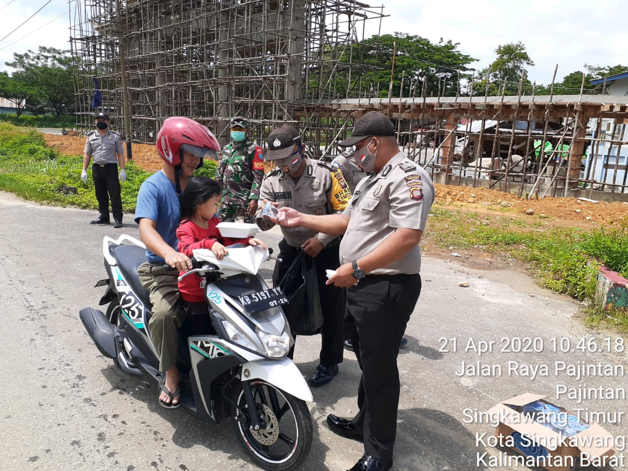 Kapolsek Singkawang Timur Pimpin Pendistribusian Nasi Kota pada Masyarakat di Situasi Covid-19