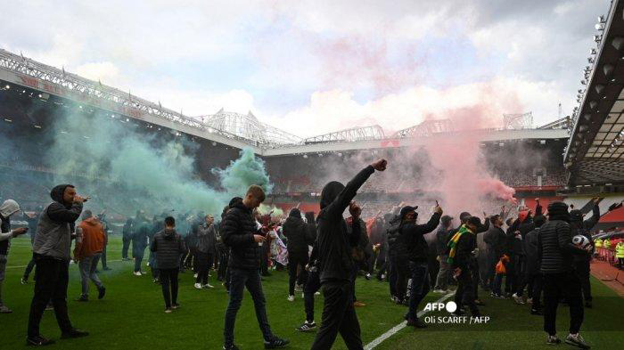 pendukung-memprotes-pemilik-manchester-united-di-dalam-stadion-old-trafford.jpg