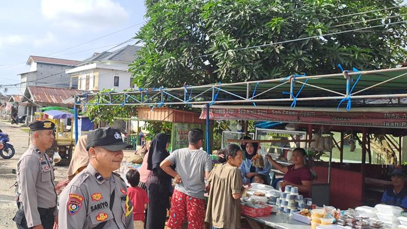 Personel Polsek Mempawah Timur Lakukan Pengamanan Pasar Juadah Ramadan 1446 H