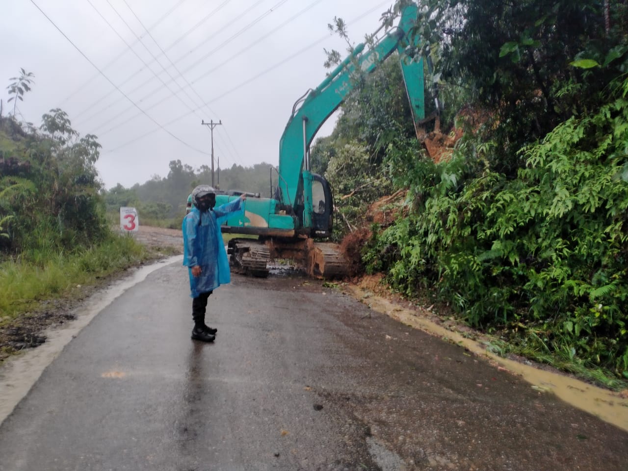 Personel Polsek Ledo Polres Bengkayang Beri Pengamanan Pembersihan Lokasi Longsor