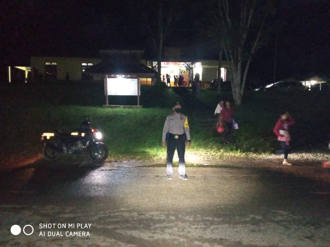 Personel Polsek Ledo Polres Bengkayang Beri Pengamanan Ibadah Natal