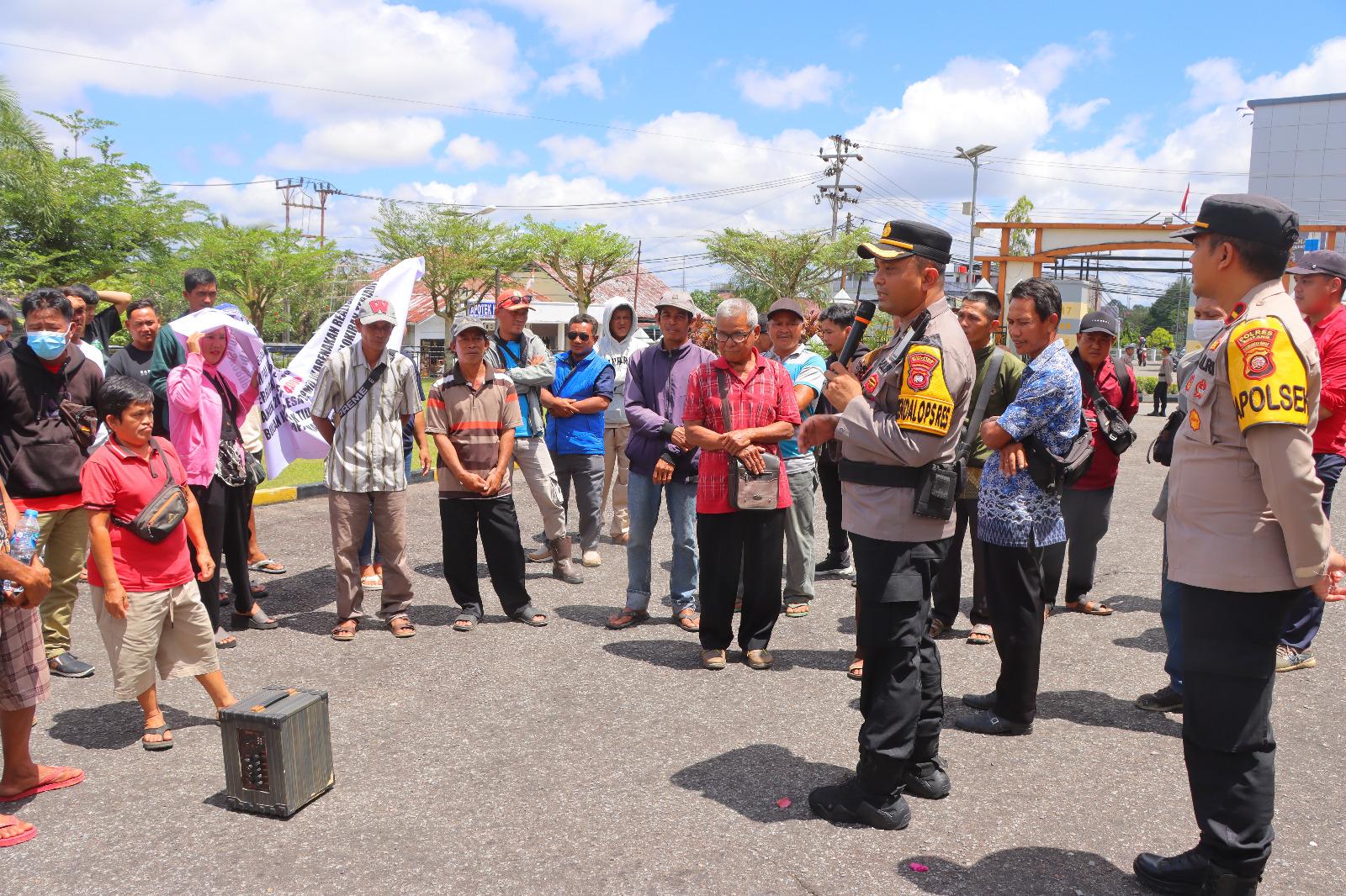 Puluhan Personel Polres Sintang Lakukan Pengamanan Aksi Damai Warga Sungai Raya di Kantor Bupati