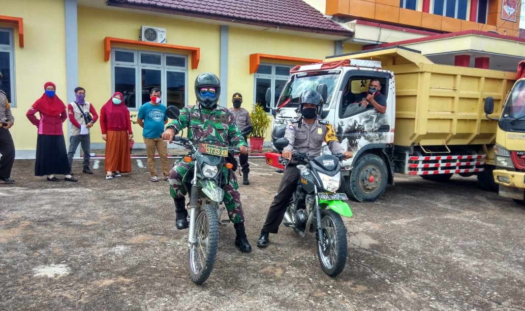Bripka Suryadi Kawal Pendistribusian Beras Bantuan dari Pemerintah Provinsi Kalbar di Sei Mawang