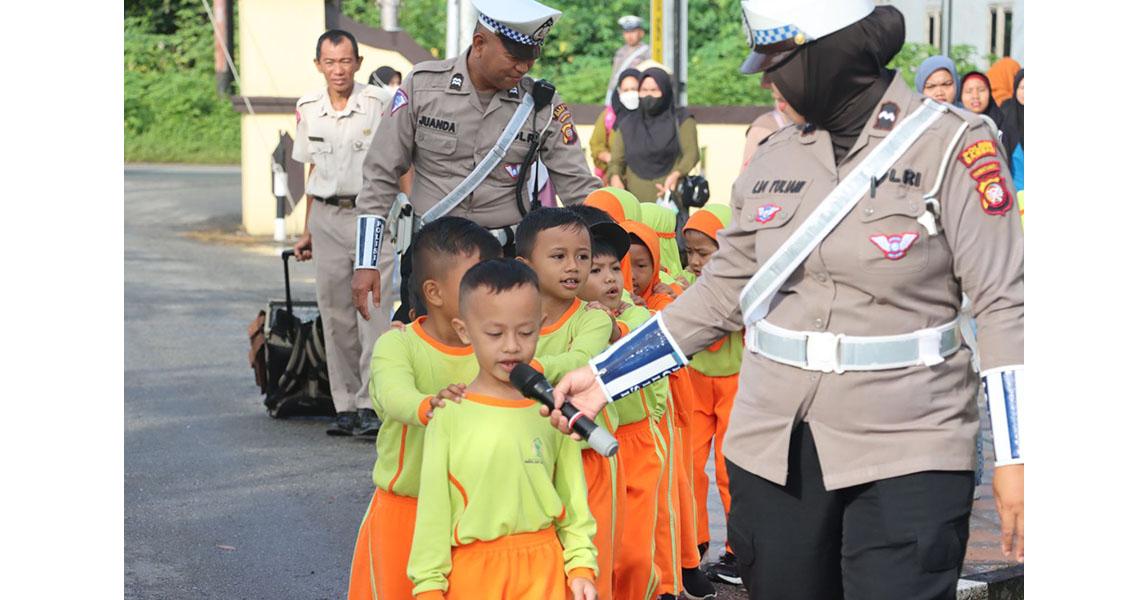 Polisi Sahabat Anak Bersama Satlantas Polres Sambas dan TK RA Akhlak Mulia