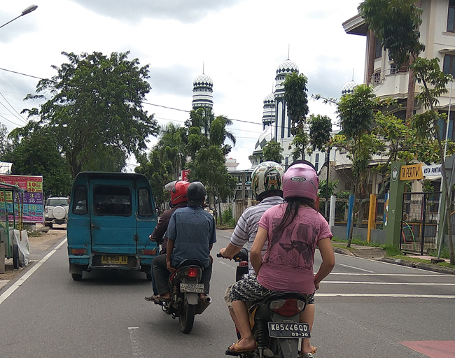 pengendara-di-kh-ahmad-dahlan_20170104_112321.jpg