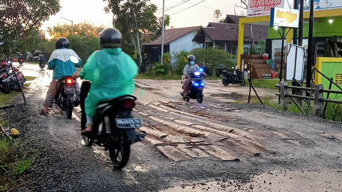 Warga Keluhkan Jembatan Rusak di Desa Lorong yang Sudah Sebulan Lebih Belum Diperbaiki