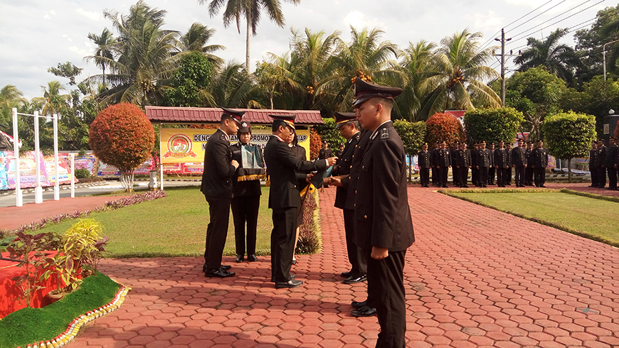 HUT Bhayangkara ke 72, Polres Mempawah Berikan Penghargaan Pada 4 Anggotanya