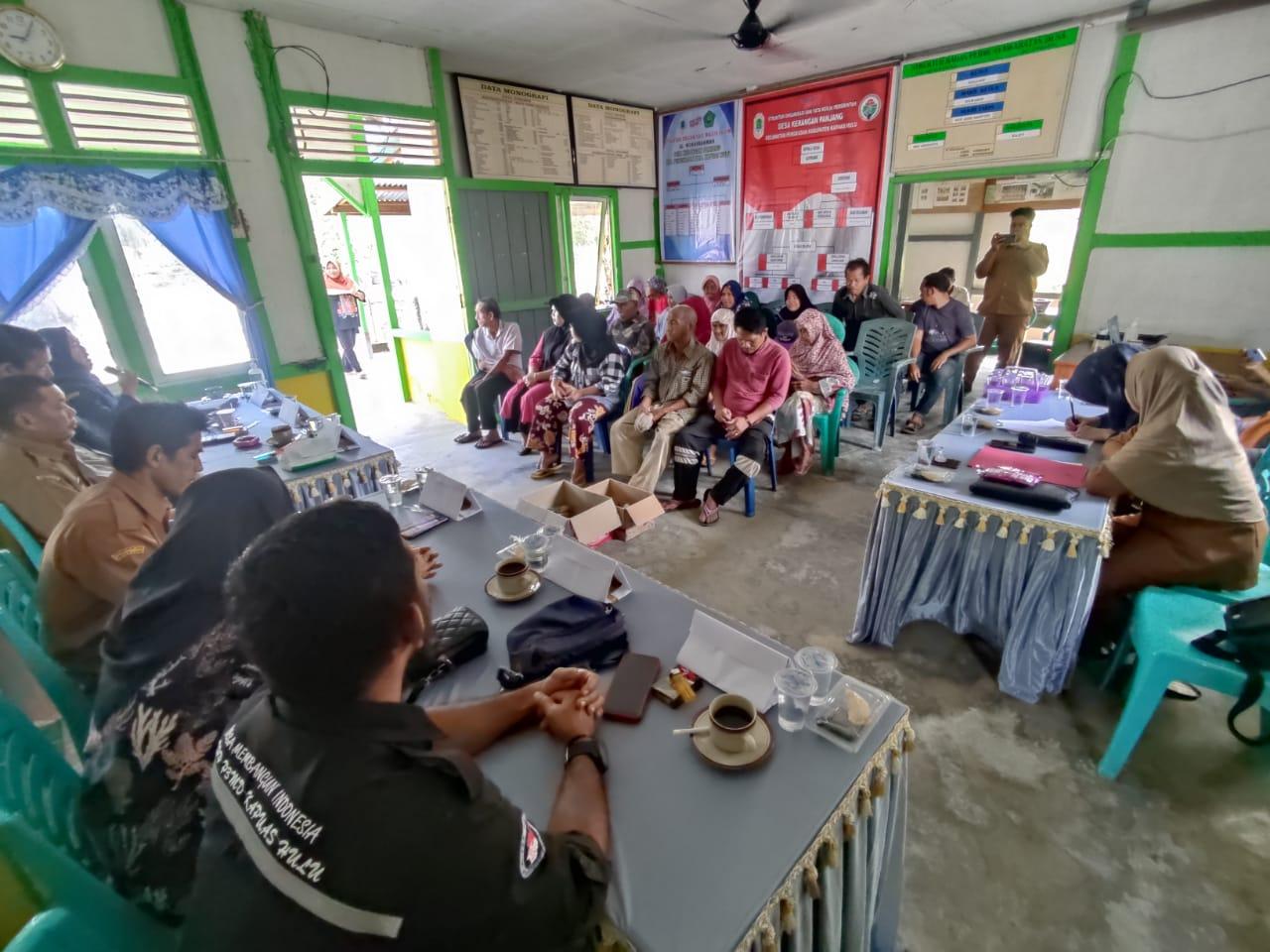 Warga Kerangan Panjang Terima BLT-DD, Kanit Binmas Polsek Pengkadan Berikan Pesan Penting