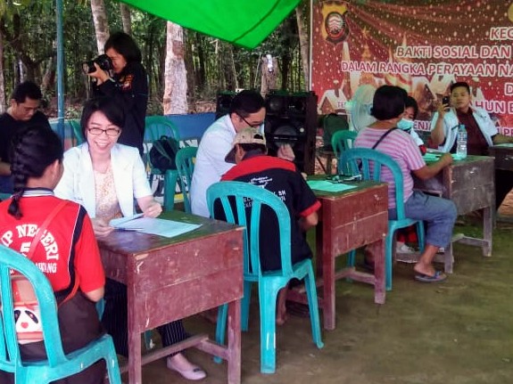 pengobatan-gratis-oleh-tim-dokter-panitia-natal-polda-kalbar-di-desa-teluk-bakung-sui-ambawang-0.jpg