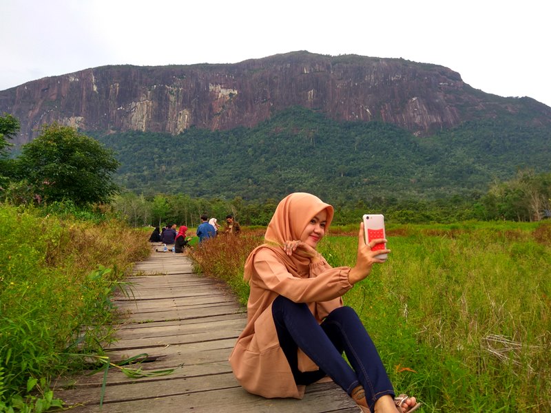pengunjung-berpose-di-bukit-kelam-sintang.jpg