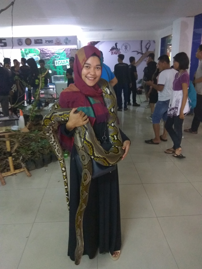 pengunjung-gendong-ular_20170506_221037.jpg