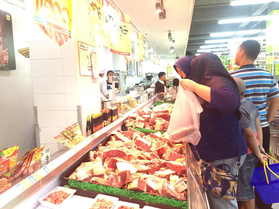 pengunjung-saat-memilih-daging-di-hypermart-ayani-megamal-pontianak.jpg