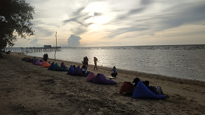 pengunjung-yang-sedang-bersantai-di-pantai-tanjung-belandang.jpg