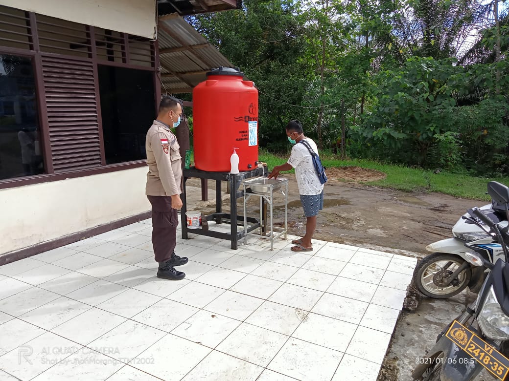 Polsek Ledo Terapkan Wajib Prokes Covid-19 Pada Warga yang Datang