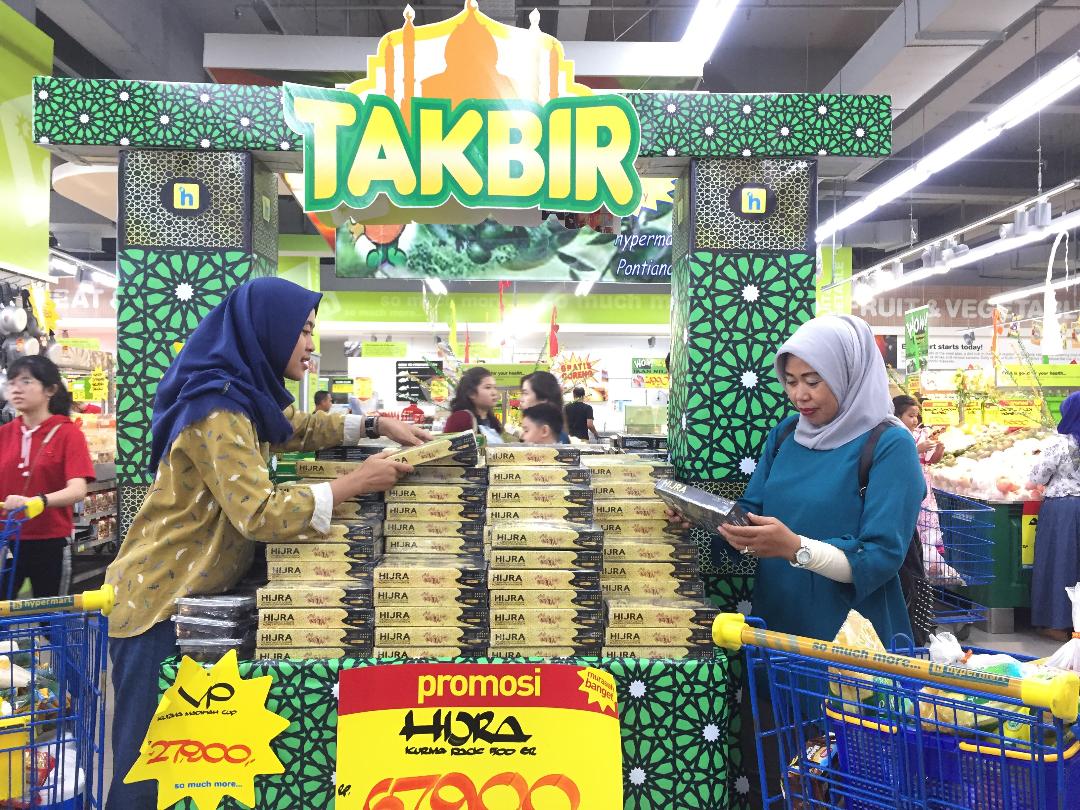 pengunjungmemilih-kurma-di-hypermart-ayani-megamal-pontianak-minggu-552019.jpg