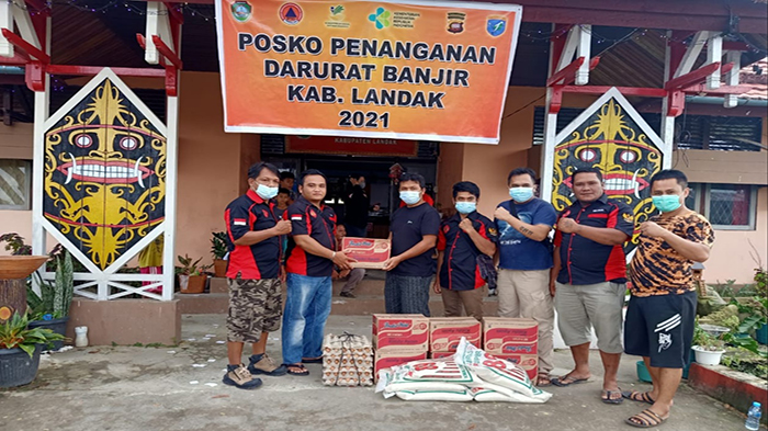 pengurus-poar-yang-diwakili-wahyudi-menyerahkan-bantuan-untuk-korban.jpg