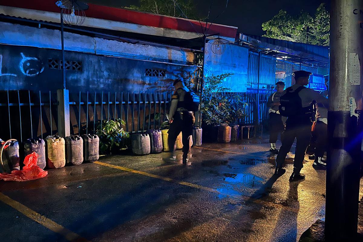 Polisi Gerebek Lokasi Penimbunan BBM di Belakang SPBU Kota Baru Pontianak - Tribunpontianak.co.id