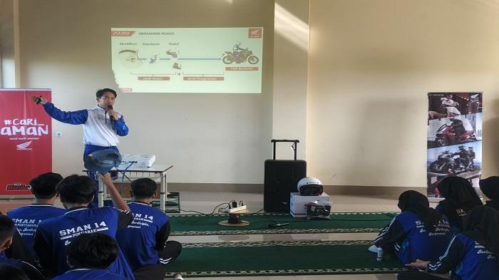 Asmo Kalbar Gelar Edukasi Safety Riding di SMAN 14 Pontianak 