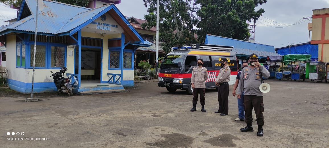 Sat Binmas Polres Sekadau Lakukan Penerangan Keliling, Ajak Masyarakat Tingkatkan Disiplin Prokes