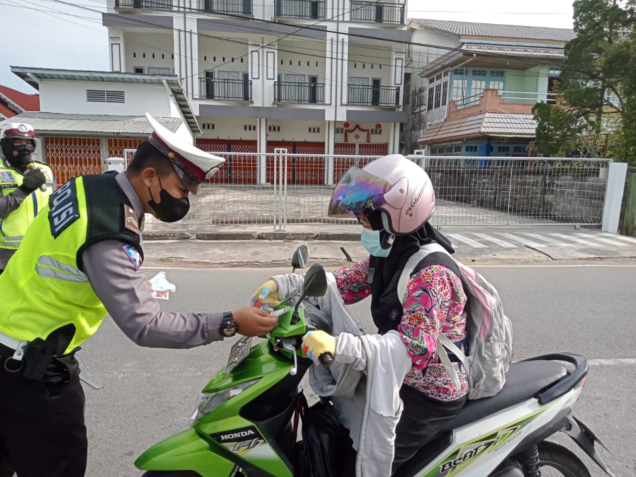 Gelar Operasi Patuh Kapuas, Personel Satlantas Polres Sambas Bagikan Masker kepada Pengendara