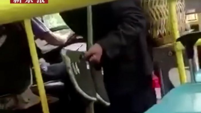 Tolak Penumpang Lansia, Sopir Bus Ini Dipecat