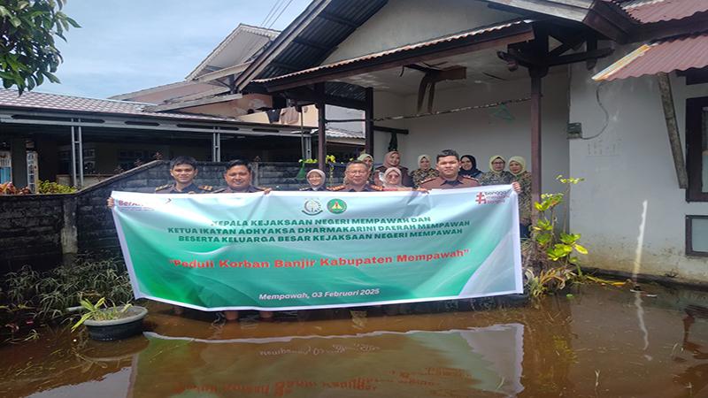 Kejari Mempawah Salurkan Bantuan Warga Terdampak Banjir, Bentuk Kepedulian Sosial Insan Adhyaksa
