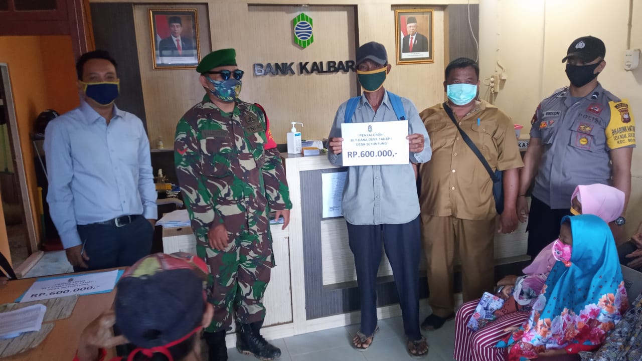 penyaluran-blt-dd-di-kantor-kas-bank-kalbar-sdfcs.jpg