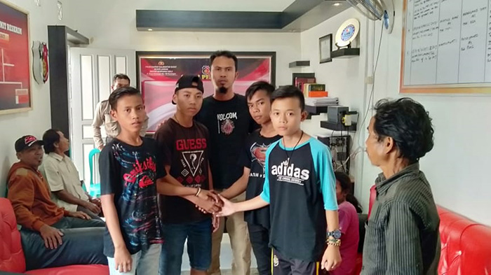 penyelesaian-damai-anak-anak-yang-berkelahi-di-mapolsek-mempawah-hulu.jpg