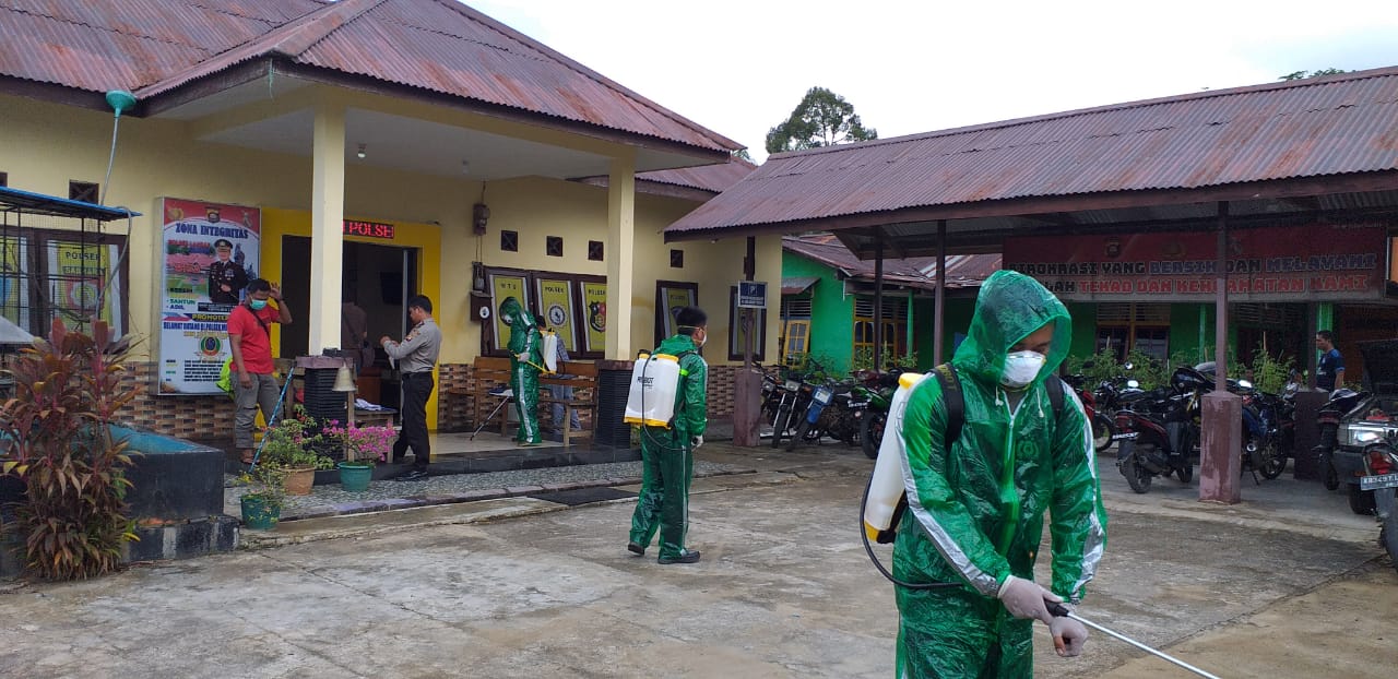 penyemprotan-desinfektan-di-mapolsek-mempawah-hulu.jpg