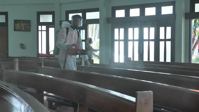 penyemprotan-disinfektan-ke-gereja-geraja-di-ketapang-jelang-natal-tahun-2020.jpg