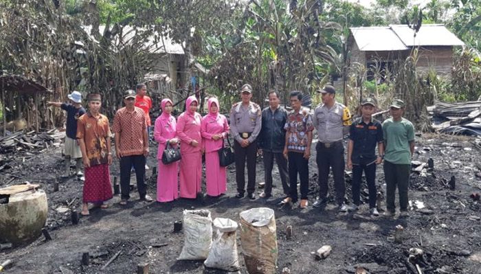 Kapolsek Sambas Sempatkan Diri Sambangi Korban Kebakaran