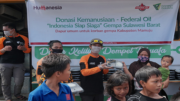 penyerahan-bantuan-untuk-korban-bencana-banjir-dan-gempa-di-kalimantan.jpg