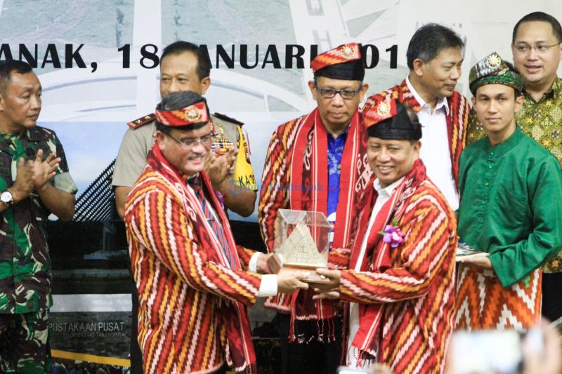 Mohamad Nasir Resmikan Gedung Baru Untan - penyerahan-cinderamata-1.jpg