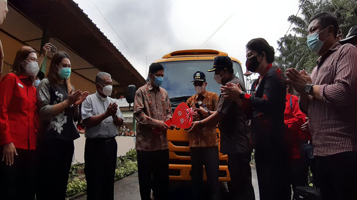 penyerahan-kunci-bus-sekolah-oleh-perwakilan-mentri-perhubungan.jpg