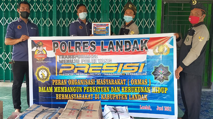 penyerahan-paket-sembako-oleh-sat-intelkam-polres-landa-435.jpg