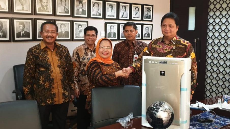 SMK SMTI Pontianak Terima Bantuan 42 Unit Air Purifier dari Kemenperin untuk Mengurangi Dampak Asap