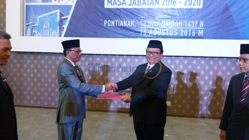 penyerahan-sk-pelantikan-rektor-ump-helman-fachri_20160815_143859.jpg