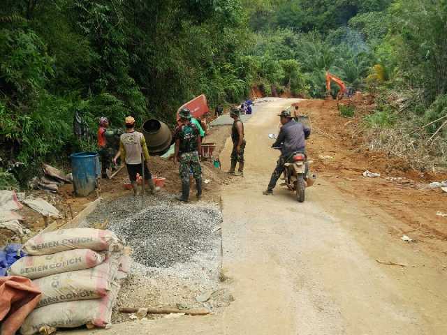 Perangkat Desa Sungai Dangin Bantu Satgas TMMD Bangun Jalan Rambat Beton