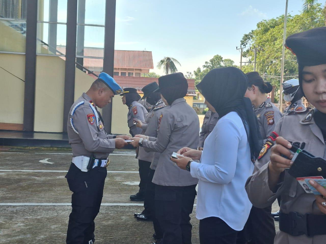 Cegah Gaya Hidup Hedon, Propam Polresta Pontianak Sosialisasi dan Periksa Kelengkapan Diri Polwan