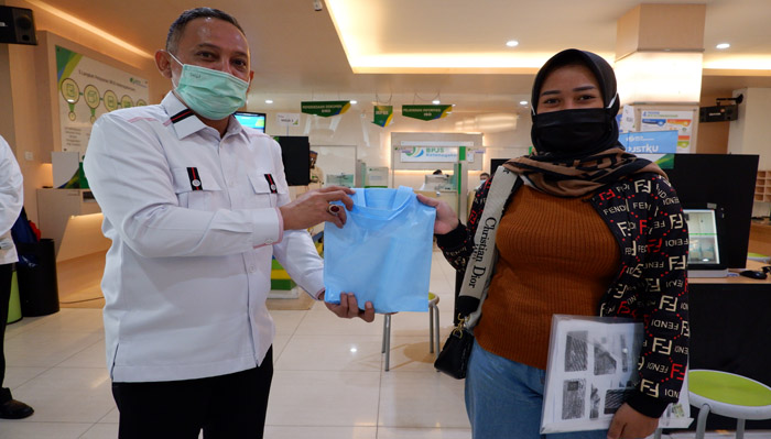 Peringatan Bulan K3, BPJamsostek Cabang Pontianak Berikan Corona Safety Kit pada Peserta